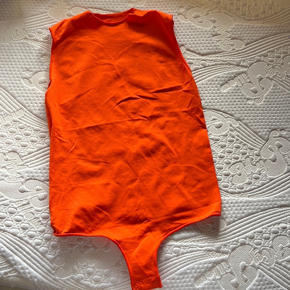 Skims essential bodysuit in poppy. New.